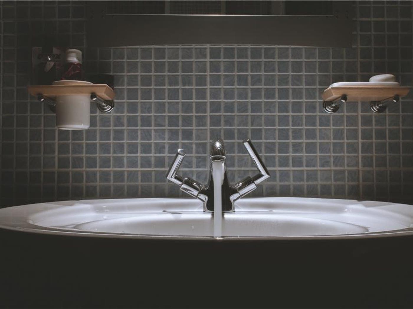 Düzgün derzli seramik uygulanmış modern banyo (temsili görsel)